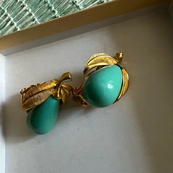 Vintage Pend Clip on Earrings / Pear Shape -Turquoise and Gold Tone! - Picture 10 of 16